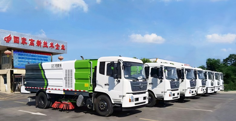 六台天锦扫路车发往新疆